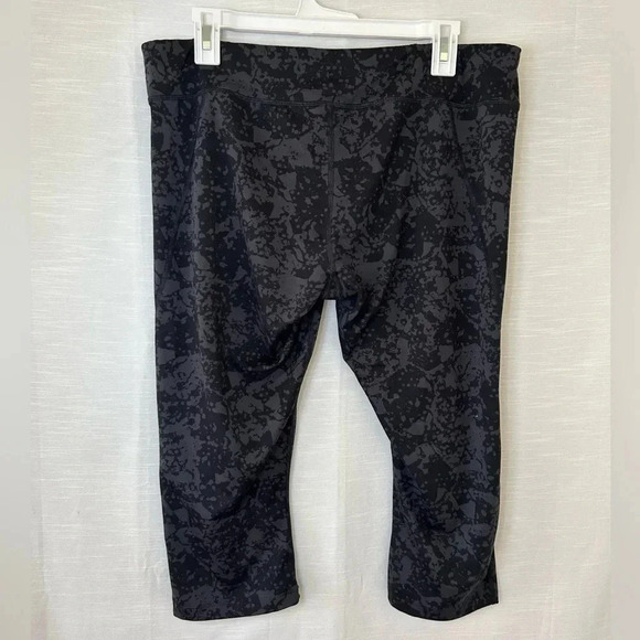 The North Face Women's Black Print Pulse Capri Tight - Picture 7 of 7